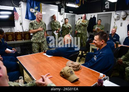 YOKOSUKA, Giappone (ott 17, 2022) Vice ADM. Roy Kitchener, Comandante, Naval Surface Force, U.S. Pacific Fleet, parla con la Mess dei Chief Petty Officers a bordo del cacciatorpediniere missilistico guidato di classe Arleigh Burke USS Dewey (DDG 105). Durante un tour, Kitchener ha valutato lo stato attuale di preparazione di Dewey, ha incontrato i marinai e ha consegnato all'equipaggio il premio Battle Effectiveness 2021. (Foto della Marina degli Stati Uniti di Mass Communication Specialist 1st Class Kelby Sanders) Foto Stock