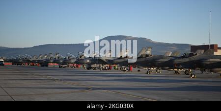 In visita agli aerei dell'aeronautica statunitense F-35 Lightning II siediti accanto alla 173rd Fighter Wing F-15 Eagles al Kingsley Field di Klamath Falls, Ore., 12 ottobre 2022. Il 63rd Fighter Squadron della Luke Air Force base, Ariz., ha portato 14 velivoli e ha volato quasi 500 ore in un periodo di 13 giorni, aumentando la capacità di addestrare i piloti degli studenti utilizzando l'ampio e accessibile spazio aereo di Kingsley. Foto Stock