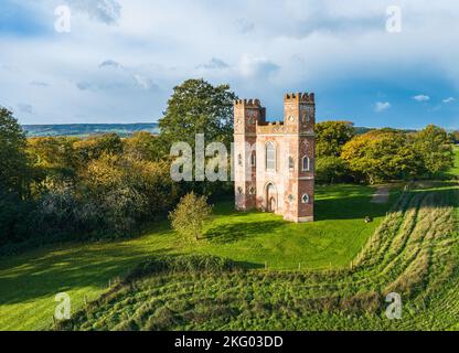 La Torre Belvedere sul Parco Powderham da un drone di colori autunnali, il Castello di Powderham, Exeter, Devon, Inghilterra Foto Stock