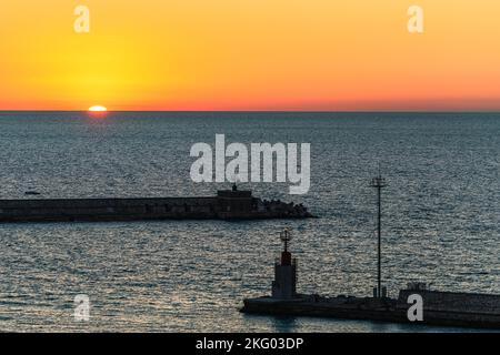 Tramonto sul porto di Livorno, Mar Mediterraneo, Italia Foto Stock