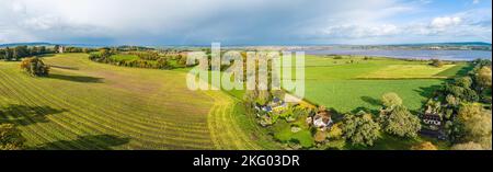 La Torre Belvedere sul Parco Powderham da un drone di colori autunnali, il Castello di Powderham, Exeter, Devon, Inghilterra Foto Stock