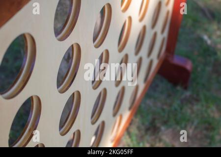 collegare 4 verticale gioco dama grande e fisico su prato fatto di legno Foto Stock