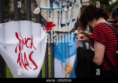 Buenos Aires, Argentina. 20th Nov 2022. Un velo bianco che dice mai di più, simbolo delle madri di Plaza de Mayo, è visto su una recinzione in Plaza de Mayo piazza. De Bonafini, che divenne un difensore dei diritti umani quando i suoi due figli furono arrestati e scomparsi sotto la dittatura militare dell'Argentina, morì domenica, all'età di 93 anni. Credit: SOPA Images Limited/Alamy Live News Foto Stock
