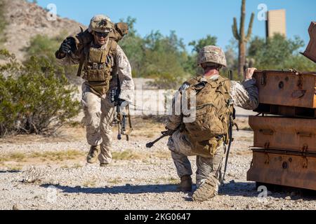 I fanti del corpo marino degli Stati Uniti con 2nd battaglione, 7th reggimento marino, 1st divisione marina, prendono la copertura dal fuoco simulato delle piccole armi durante le tattiche di supporto dell'assalto 1 (AST-1) come parte del corso Weapons and Tactics Instructor (WTI) 1-23, all'area di addestramento del Villaggio di combattimento, Wellton, Arizona, 17 ottobre 2022. AST-1 è un evento di forza diurna che offre alle potenziali WTI l'opportunità di pianificare, istruire ed eseguire un attacco aereo rinforzato dall'azienda integrando le sei funzioni dell'aviazione marina. Foto Stock