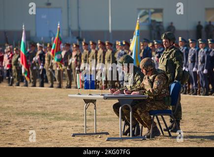 Velin Kehayov, ex comandante del gruppo di battaglia multinazionale della NATO in Bulgaria e comandante di 42nd battaglione meccanizzato, 2nd Brigata meccanizzata, forze terrestri bulgare, Francesco Alaimo, comandante del 82nd° Reggimento di Fanteria “Torino”, Brigata meccanizzata ‘Pinerolo’, Divisione ‘Acqui’, comando delle forze operative terrestri italiane, firmano i documenti ufficiali di consegna durante una cerimonia di consegna del gruppo di battaglia multinazionale della NATO in Bulgaria presso la Novo Selo Training Area, Bulgaria, 17 ottobre 2022. Il gruppo di battaglia multinazionale, precedentemente guidato da t Foto Stock