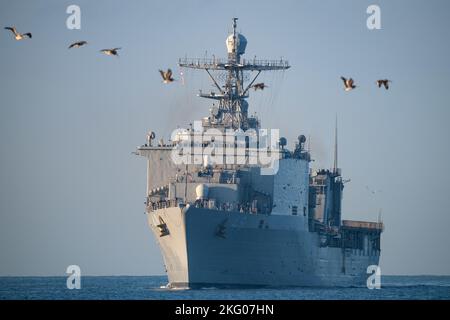 La USS Harpers Ferry (LSD 49) si avvicina al Naval Surface Warfare Center, Port Hueneme Division per uno sposo navale in una mattina recente. LSD 49 è la nave principale della sua classe di navi da sbarco, progettata per supportare operazioni anfibie sulle coste ostili. Foto Stock