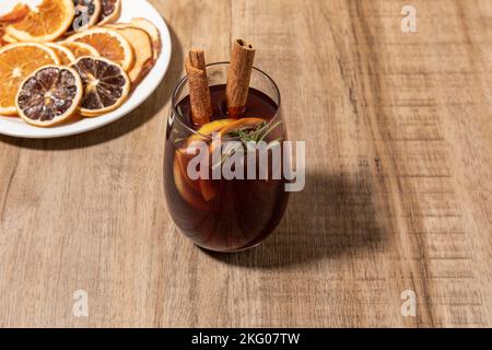 Drink di Natale Vin Chaud, VIN brulé francese ingredienti cannella e frutta secca Foto Stock