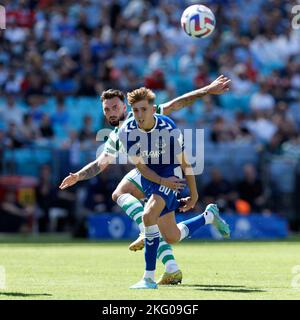 Sydney, Australia. 20th Nov 2022. SYDNEY, AUSTRALIA - NOVEMBRE 20: Sead Haksabanovic di Celtic compete per la palla con Isaac Price di Everton durante la partita tra Everton e Celtic all'Accor Stadium Credit: IOIO IMAGES/Alamy Live News Foto Stock