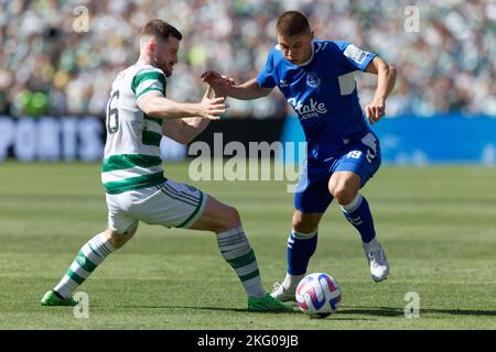 Sydney, Australia. 20th Nov 2022. SYDNEY, AUSTRALIA - NOVEMBRE 20: Anthony Ralston di Celtic compete per la palla con Vitalii Mykolenko di Everton durante la partita tra Everton e Celtic all'Accor Stadium Credit: IOIO IMAGES/Alamy Live News Foto Stock