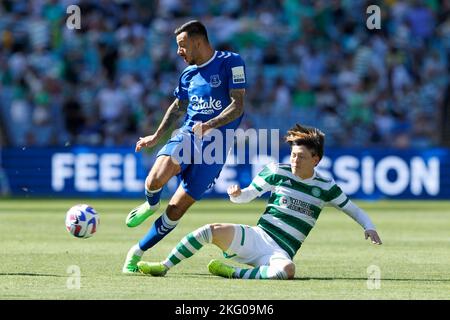 Sydney, Australia. 20th Nov 2022. SYDNEY, AUSTRALIA - NOVEMBRE 20: Kyogo Furuhashi of Celtic compete per la palla con Dwight McNeil di Everton durante la partita tra Everton e Celtic all'Accor Stadium Credit: IOIO IMAGES/Alamy Live News Foto Stock