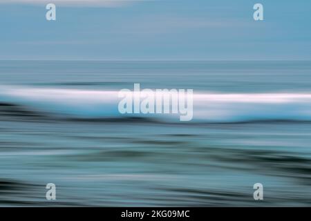 Mare astratto. Onde marine di colore blu e acquamarina e schiuma bianca. Sfondo marino, sfocatura del movimento Foto Stock