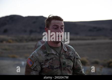 SPC. Logan Phillips, in rappresentanza del comando della truppa del 97th, esce da una camera a gas durante la gara del miglior guerriero della Guardia Nazionale dello Utah, il 18 ottobre 2022, a Camp Williams, Utah. Il concorso migliore guerriero della Guardia Nazionale dello Utah è un evento annuale che riunisce soldati e Airmen dei principali comandi per competere per il titolo di Soldier/Airman-of-the-Year, Noncommissioned Officer-of-the-Year e Senior NCO-of-the-Year. I vincitori di questo concorso rappresenteranno la guardia nazionale dell'esercito dello Utah al concorso di miglior guerriero della Regione VII la prossima primavera. Foto Stock