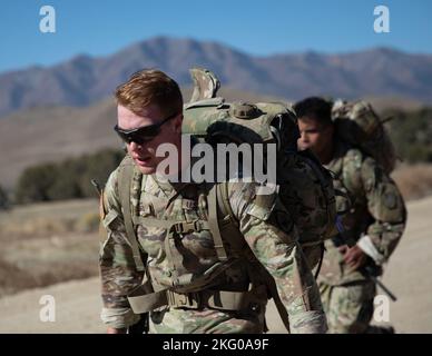 SPC. Logan Phillips, in rappresentanza del comando della truppa del 97th, corre lungo la strada durante la parte di marzo del Ruck della gara del miglior guerriero della Guardia Nazionale dello Utah, il 18 ottobre 2022, a Camp Williams, Utah. Il concorso migliore guerriero della Guardia Nazionale dello Utah è un evento annuale che riunisce soldati e Airmen dei principali comandi per competere per il titolo di Soldier/Airman-of-the-Year, Noncommissioned Officer-of-the-Year e Senior NCO-of-the-Year. I vincitori di questo concorso rappresenteranno la guardia nazionale dell'esercito dello Utah al concorso di miglior guerriero della Regione VII la prossima primavera. Foto Stock