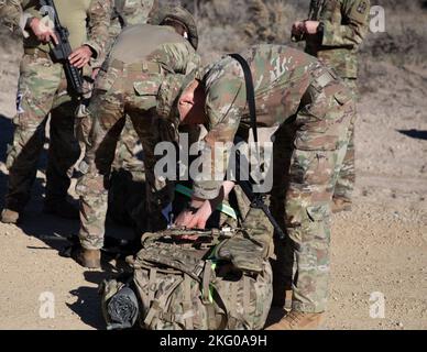 SPC. Logan Phillips, in rappresentanza del comando della truppa del 97th, controlla il suo zaino prima dell'evento di Ruck march durante la gara del miglior guerriero della Guardia Nazionale dello Utah, il 18 ottobre 2022, a Camp Williams, Utah. Il concorso migliore guerriero della Guardia Nazionale dello Utah è un evento annuale che riunisce soldati e Airmen dei principali comandi per competere per il titolo di Soldier/Airman-of-the-Year, Noncommissioned Officer-of-the-Year e Senior NCO-of-the-Year. I vincitori di questo concorso rappresenteranno la guardia nazionale dell'esercito dello Utah al concorso di miglior guerriero della Regione VII la prossima primavera. Foto Stock