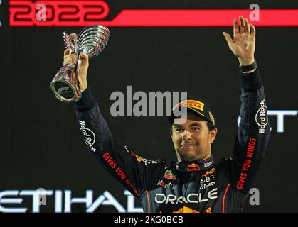 Abu Dhabi, Emirati Arabi Uniti. 20th novembre 2022; Yas Marina Circuit, Yas Island, Abu Dhabi; Podium per il 3rd° posto Sergio Perez (MEX) Oracle Red Bull Racing RB18 dopo il Gran Premio di Formula F1 per Abu Dhabi F1 Race Credit: Action Plus Sports Images/Alamy Live News Foto Stock