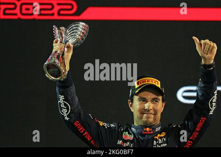 Abu Dhabi, Emirati Arabi Uniti. 20th novembre 2022; Yas Marina Circuit, Yas Island, Abu Dhabi; Podium per il 3rd° posto Sergio Perez (MEX) Oracle Red Bull Racing RB18 dopo il Gran Premio di Formula F1 per Abu Dhabi F1 Race Credit: Action Plus Sports Images/Alamy Live News Foto Stock