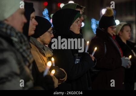 Wilkes barre, Stati Uniti. 20th Nov 2022. Le persone tengono accese le candele mentre ascoltano un altoparlante. Una folla si è incontrata in Piazza pubblica per una Giornata della memoria di Transgender Domenica sera, la veglia è stata quella di portare luce ai diritti delle persone transgender. Le riprese delle ultime notti in un club gay in Colorado sono state discusse così come la necessità di leggi per proteggere Transgender People Credit: SOPA Images Limited/Alamy Live News Foto Stock