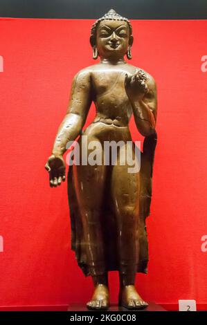 Buddha in piedi, Tibet occidentale, ca. 1000-1100 ad, bronzo con inserti in rame e argento. Ashmolean Museum, Oxford University, Inghilterra Foto Stock