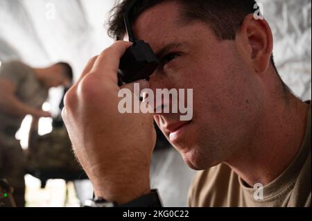 Un aereo radio di supporto di missione finalizza la connessione di comunicazione aria-terra a Hurlburt Field, Florida, 18 ottobre 2022. 23rd Special Tactics Squadron Mission Support radio installa, mantiene e sostiene le comunicazioni in radiofrequenza garantendo il successo della missione negli ambienti distribuiti e domestici. Foto Stock