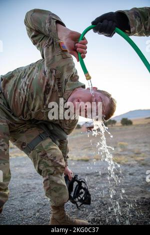 SPC. Logan Phillips con 97th Troop Command, si sciacqua gli occhi dopo aver attraversato una camera a gas come parte del concorso migliore guerriero della Guardia Nazionale dello Utah, 18 ottobre 2022, a Camp Williams, Utah. Il concorso migliore guerriero della Guardia Nazionale dello Utah è un evento annuale che riunisce soldati e Airmen dei principali comandi per competere per il titolo di Soldier/Airman-of-the-Year, Noncommissioned Officer-of-the-Year e Senior NCO-of-the-Year. I vincitori di questo concorso rappresenteranno la guardia nazionale dell'esercito dello Utah al concorso di miglior guerriero della Regione VII la prossima primavera. Foto Stock