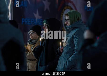 Wilkes barre, Stati Uniti. 20th Nov 2022. Le persone tengono accese le candele mentre ascoltano un altoparlante. Una folla si è incontrata in Piazza pubblica per una Giornata della memoria di Transgender Domenica sera, la veglia è stata quella di portare luce ai diritti delle persone transgender. Le riprese delle ultime notti in un club gay in Colorado sono state discusse così come la necessità di leggi per proteggere le persone transgender (Foto di Aimee Dilger/SOPA Images/Sipa USA) Credit: Sipa USA/Alamy Live News Foto Stock