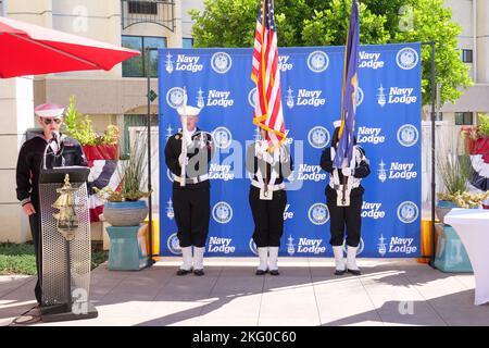 221018-N-RP435-1138 BASE NAVALE DI SAN DIEGO (OTT 18, 2022) la Naval base San Diego (NBSD) Color Guard e la Navy Band Southwest eseguono colori cerimoniali e cantano l'inno nazionale durante una cerimonia di premiazione il 18 ottobre 2022. La cerimonia ha premiato il team NBSD Navy Lodge per aver vinto il Navy Exchange Command Navy Lodge Program Edward E. Carlson Award, grande categoria. Il premio viene assegnato al Navy Lodge che ha i punteggi più alti in termini di soddisfazione degli ospiti e degli associati, operazioni, valutazione della qualità e prestazioni finanziarie. Foto Stock