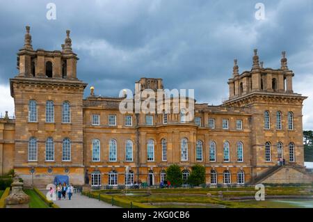 Blenheim Palace (18th C) a Woodstock, Oxfordshire, fu regalato dalla nazione a John Churchill, primo Duca di Marlborough Foto Stock