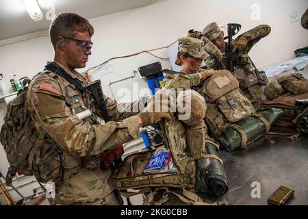 Gli studenti del Combat Medic Specialist Training Program ricevono istruzioni su cosa c'è all'interno dei loro kit medici prima dell'esercitazione sul campo, in cui utilizzeranno la loro formazione in aula per scenari di combattimento realistici, 29 settembre 2022 presso la base congiunta di San Antonio-Camp Bullis, Tx. Dopo 14 settimane di formazione in aula e simulata sul campo, gli studenti vengono trasportati dalla JBSA-Fort Sam Houston alla base operativa di Foward Courage per le ultime due settimane. Qui essi combinano e applicano il loro addestramento: Condurre esercizi in pattuglie montate e smontate, trattare i pazienti in una situazione di incidenti di massa Foto Stock