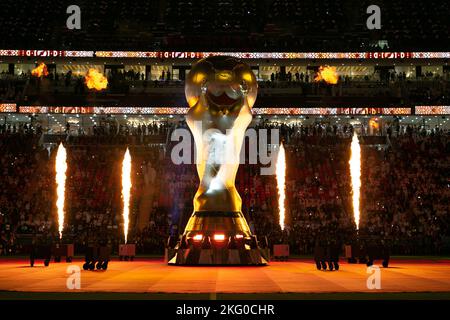 Al Khor, Qatar. 20th Nov 2022. AL KHOR, QATAR - 20 NOVEMBRE: Un trofeo gonfiabile di Coppa del mondo con fuoco è visto durante la cerimonia di apertura della Coppa del mondo FIFA allo Stadio al Bayt il 20 novembre 2022 ad al Khor, Qatar. (Foto di Florencia Tan Jun/PxImages) Credit: PX Images/Alamy Live News Foto Stock