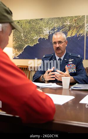 Il colonnello Ian Gillis, comandante dell'ala per il rifornimento aereo 101st, incontra la delegazione del Senatore Angus King per discutere gli eventi in corso all'interno della Guardia Nazionale dell'Air Maine. La visita è stata parte di un viaggio di più giorni al campidoglio della nostra nazione che ha permesso ai nostri MAINEiaci di incontrare i leader di stato per discutere argomenti riguardanti il KC-46, il reclutamento e le modifiche al KC-135. Foto Stock