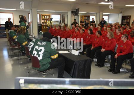 Sette membri della squadra di calcio dei Green Bay Packers: Kingsley Enagbare, Aaron Jones, Romeo Doubs, Sean Rhyan, Samori Toure, Rasheed Walker e Johnathan Ford — hanno visitato il campus della Wisconsin National Guard Challenge Academy a Fort McCoy, Wisconsin, ottobre 18. I cadetti hanno dato dei tour del loro campus, per includere quartieri abitati e aree esercizi, e hanno condiviso le loro esperienze in Challenge Academy con i giocatori dei Packers. Il programma volontario Challenge Academy utilizza un ambiente strutturato in stile militare e insegnanti e consulenti certificati dallo Stato per ridefinire la vita dei bambini dai 16 ai 18 anni a rischio di non c Foto Stock