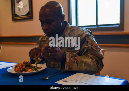 Henry “Wolf” Jeffress, comandante della 8th Fighter Wing, giudica un pasto preparato dal team Operational Medical Readiness Squadron del 8th durante un concorso Top Chef alla base aerea di Kunsan, Repubblica di Corea, 19 ottobre 2022. La squadra vincitrice ha ricevuto una moneta da Wolf e un buono regalo da $8th per lo Squadrone del supporto della forza. Foto Stock