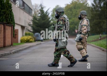 U.S. Air Force Airmen assegnato al 37th Airlift Squadron forma dopo l'attacco squadre di ricognizione durante esercizio operazione Varsity 22-4 a RAB, 19 ottobre 2022. Gli airman utilizzavano un equipaggiamento di postura protettivo orientato alla missione, indossato contro attacchi chimici, biologici, radioattivi e nucleari. Foto Stock