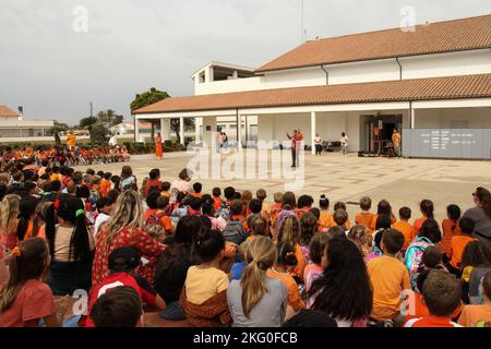 STAZIONE NAVALE ROTA, Spagna (19 ottobre 2022) Kenneth Kirk, preside della Rota Elementary School, parla con gli studenti durante un'assemblea per la Giornata dell'unità. Istituito dal Centro Nazionale di prevenzione del bullismo di Pacer, Unity Day incoraggia gli studenti a indossare l'arancio per mostrare unità e per resistere al bullismo all'interno delle loro scuole e comunità. Foto Stock