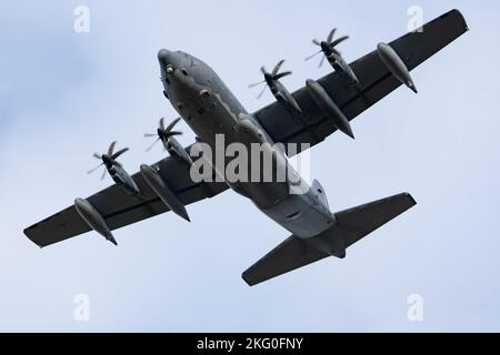 Una guardia nazionale aerea statunitense HC-130J assegnata al 211th Rescue Squadron, Joint base Elmendorf-Richardson, Alaska, si sfreccia sulla Malemute Drop zone di JBER durante un addestramento al rilascio del pacchetto di salvataggio, ottobre 19. 2022. Il 211th Rescue Squadron conduce missioni di ricerca e salvataggio, fornendo supporto di salvataggio in Alaska, e ha anche una missione di risposta in tutto il mondo di 72 ore. Foto Stock