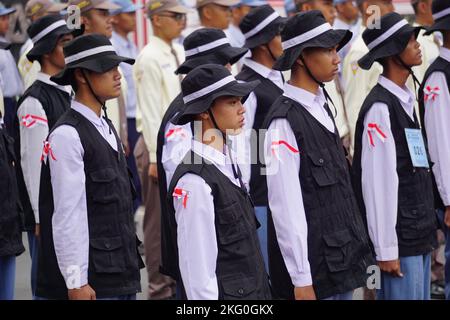Gli studenti indonesiani delle scuole superiori con uniformi, marciando per celebrare l'indipendenza indonesiana Foto Stock