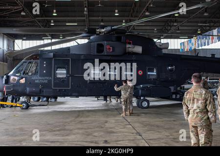 Gli Airmen dell'aeronautica degli Stati Uniti della 52nd Fighter Wing partecipano all'integrazione e alla familiarizzazione di un elicottero dell'aeronautica italiana HH-101A alla base aerea di Spangdahlem, Germania, 19 ottobre 2022. Questa opportunità di familiarizzazione ha evidenziato l'importanza strategica delle forze congiunte e la creazione di forti partenariati con gli alleati regionali. Foto Stock