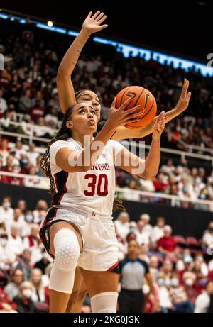 Padiglione degli aceri Stanford, California. 20th Nov 2022. LA GUARDIA Stanford Haley Jones (30) della CA, U.S.A., si muove verso il cerchio durante la partita di pallacanestro femminile NCAA tra i South Carolina Gamecocks e lo Stanford Cardinal. La Carolina del Sud ha battuto Stanford 76-71 negli straordinari al Maples Pavilion Stanford, California. Thurman James /CSM/Alamy Live News Foto Stock