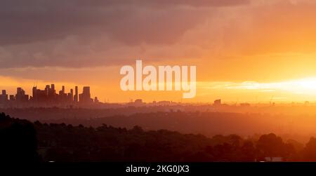 Vista da Garden Hill nel Kangaroo Ground, Victoria, Australia dello skyline di Melbourne al tramonto Foto Stock