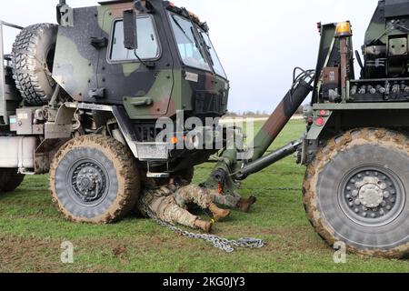 Air Defenders da 5th battaglione, 4th Air Defense Artillery ha condotto un'esercitazione culminante sul campo con i loro sistemi legacy Avenger e New Mansion Short Range Air Defense presso Grafenwoehr Training Area in Germania dal 17 al 21 ottobre 2022. Questo FTX ha offerto a ciascun plotone l'opportunità di reagire alle tecniche di simulazione di contatto, movimento e manovra. Durante l'esercizio Air Defenders ha anche condotto l'estrazione di un veicolo bloccato, richiamando una richiesta di evacuazione medica a 9 linee, evacuando il personale in aria, navigando in condizioni di scarsa visibilità e rispondendo al fuoco nemico. Foto Stock