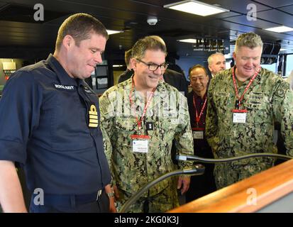 HMS Prince of Wales comandante ufficiale capitano Richard Hewitt OBE Royal Navy (a sinistra) ospita posteriore ADM. Peter Stamatopoulos (centrale), comandante Naval Supply Systems Command (NAVSUP), ADM posteriore. Patrick S. Hayden, Readiness and Logistics Director, U.S. Naval Forces Europe-Africa (N4), e altri leader NAVSUP per un tour a bordo della compagnia aerea di classe Queen Elizabeth ormeggiata in Scozia, Regno Unito, il 18 ottobre 2022. La visita è stata una delle molteplici condotte da Stamatopoulos attraverso l'area operativa delle forze Navali statunitensi in Europa, durante la quale ha mostrato il ruolo fondamentale di NAVSUP e della comunità di fornitura in s. Foto Stock