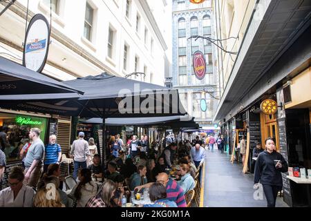 Melbourne Laneway, Victoria, gente che mangia e cena in caffè e ristoranti in Degraves Street, centro di Melbourne, Australia Foto Stock