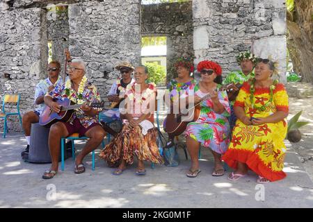 Intrattenimento musicale all'aperto di isolani polinesiani sull'Atollo di Amanu, Polinesia Francese, durante una visita in nave da crociera Foto Stock