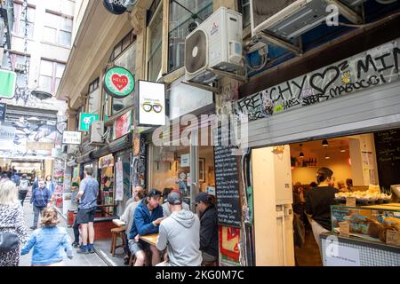 Melbourne Laneway Centre Place, persone che mangiano in caffè e bar nel centro di Melbourne, Victoria, Australia, 2022 Foto Stock