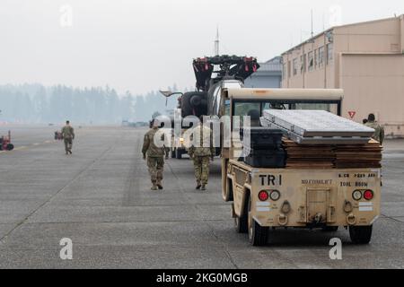 I soldati assegnati a Delta Company, 1-229 Battaglione di attacco, 16th Brigata di Aviazione di combattimento, rimorchiano un elicottero AH-64E Apache Attack al Gray Army Airfield, Washington il 20 ottobre 2022. I soldati si preparavano ad allenarsi con Airmen sulle procedure di carico e scarico dell'elicottero Apache AH-64E C-17. Foto Stock