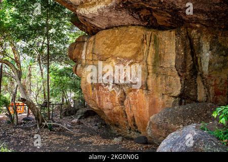 Vista del grande dipinto di roccia che rappresenta l'antenato della creazione Namondjok, presso il sito d'arte di Anbangbang in Nourlangie Rock Site, Kakadu, Northern Ter Foto Stock