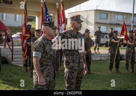 SGT. Marcos A. Cordero e il col. Christopher Haar, il sergente maggiore e comandante del reggimento di Logistica di combattimento 3, 3rd Marine Logistics Group, abbracciano durante una cerimonia di rilievo reggimento a Camp Foster, Okinawa, Giappone, 21 ottobre 2022. Foto Stock