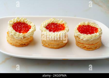 Caviale rosso in pasticcini sulla piastra bianca Foto Stock