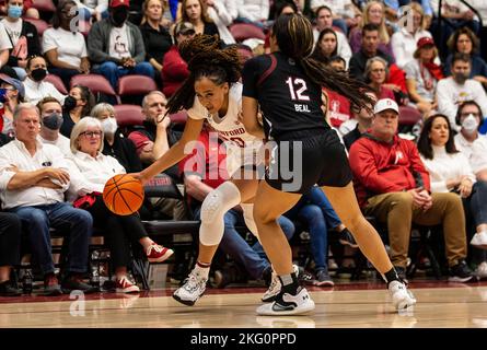 Padiglione degli aceri Stanford, California. 20th Nov 2022. LA GUARDIA Stanford Haley Jones (30) della CA, U.S.A., si muove verso il cerchio durante la partita di pallacanestro femminile NCAA tra i South Carolina Gamecocks e lo Stanford Cardinal. La Carolina del Sud ha battuto Stanford 76-71 negli straordinari al Maples Pavilion Stanford, California. Thurman James /CSM/Alamy Live News Foto Stock