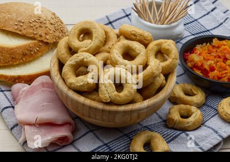Taralli alla pugliese con olio extra vergine di oliva. Tradizionale snack italiano Taralli Foto Stock